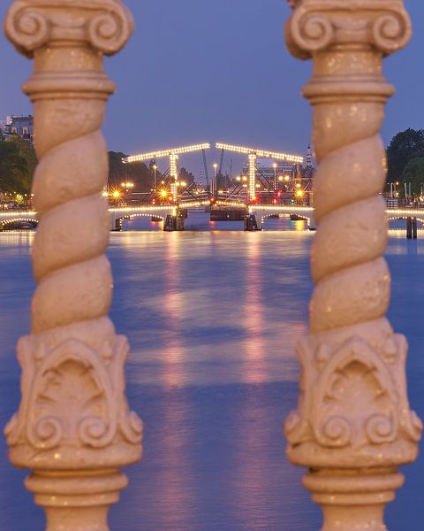 Magere Brug in Amsterdam tijdens het Blauwe Uur van Dushyant Mehta