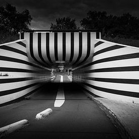Tunnel cycliste noir et blanc à Eindhoven sur Patrick Verhoef