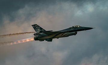 Belgian F-16 Demo Team: the Dark Falcon. by Jaap van den Berg