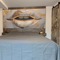 Klantfoto: Gouden lippen op wit-grijs van Imperial Art House, als ArtFrame