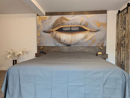 Golden lips on white-grey