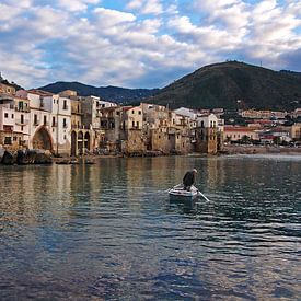 De Siciliaanse visser en de zee in Cefalù van Silva Wischeropp