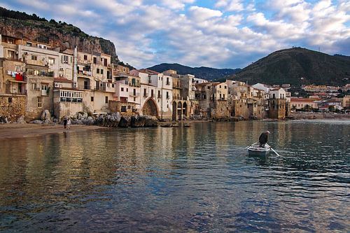 De Siciliaanse visser en de zee in Cefalù