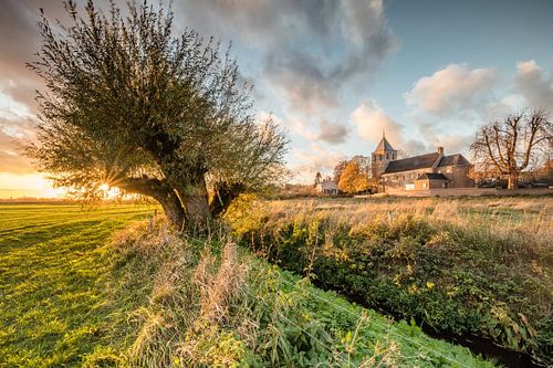 Sonnenuntergang an der alten Kirche in Oosterbeek