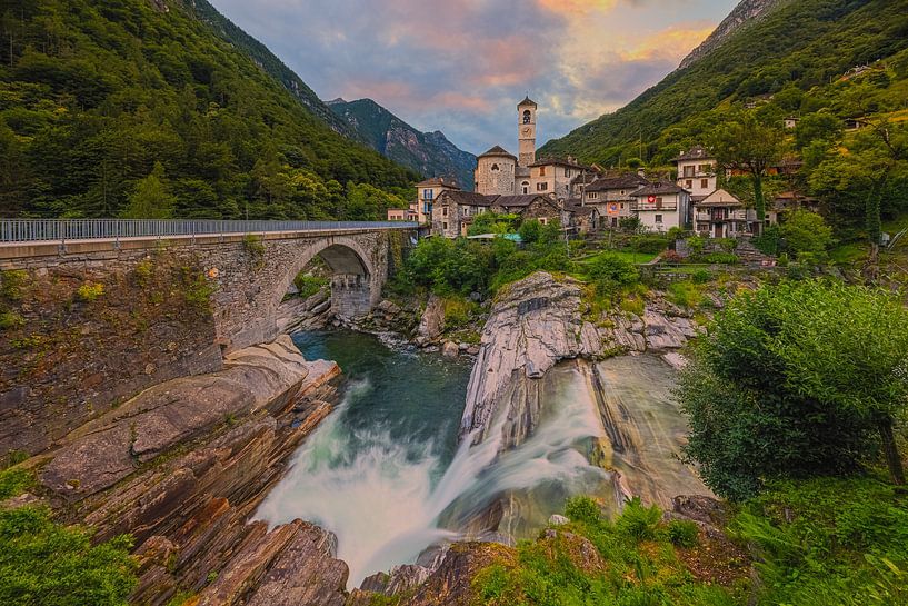 Sonnenuntergang in Lavertezzo, Schweiz von Henk Meijer Photography