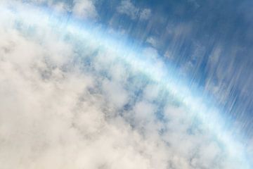 Zomerse wolken met boog van licht in blauw van Lisette Rijkers