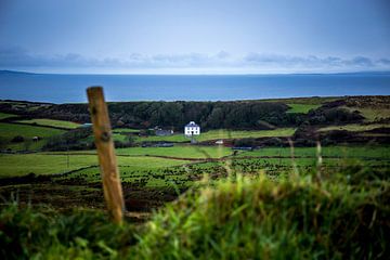 Wit Iers huisje beschut voor de Atlantische oceaan van Suzan van Pelt