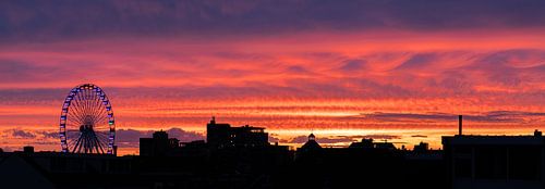 Panorama silhouet van Noordwijk vlak na kleurrijke zonsondergang