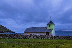 Die Kirche Ólavskirkjan im Dorf Kirkjubøur auf den Färöer In