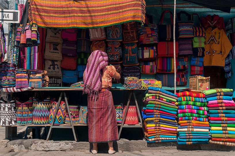 Guatemala: Marktkoopvrouw (Santiago Atitlán) by Maarten Verhees