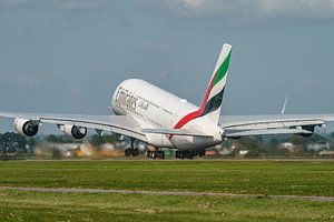 Un Airbus A380 d'Emirates décolle de Polderbaan. sur Jaap van den Berg