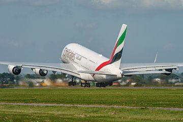 Een Emirates Airbus A380 stijgt op vanaf de Polderbaan. van Jaap van den Berg