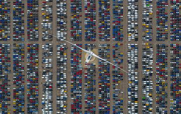 Abstrakte Linien eines Parkhauses von Ewold Kooistra