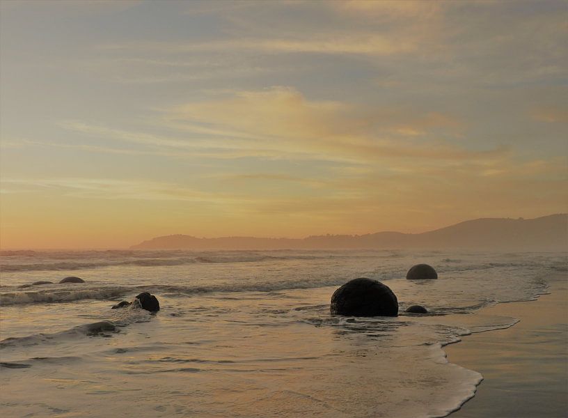Zonsopgang in Moeraki, Nieuw-Zeeland van J V