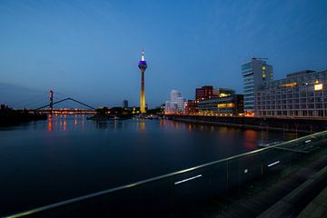 Een uitzicht over Medienhafen en de Rheinturm, Düsseldorf van Martijn