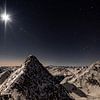 Bergtoppen in het maanlicht onder een sterrenhemel van Hidde Hageman