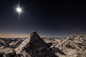 Berggipfel im Mondlicht unter dem Sternenhimmel