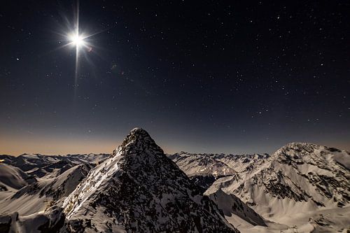 Des pics montagneux au clair de lune sous un ciel étoilé sur Hidde Hageman