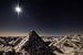 Berggipfel im Mondlicht unter dem Sternenhimmel von Hidde Hageman