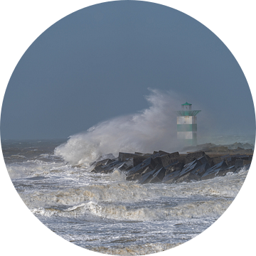 Flinke voorjaarsstorm beukt op het zuidelijk havenhoofd van de haven van Scheveningen. van Jaap van den Berg