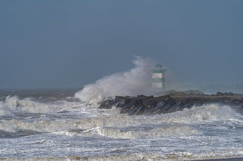 Flinke voorjaarsstorm beukt op het zuidelijk havenhoofd van de haven van Scheveningen.