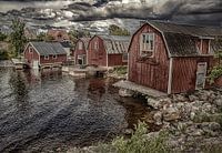 Schwedische Landschaft mit Häusern an einem Fjord-Fischerdorf