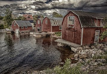 Paysage suédois avec des maisons sur un village de pêcheurs de fjord sur Evelien van der Horst