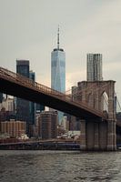 Entre pont et gratte-ciel - l'horizon de Manhattan depuis le pont de Brooklyn