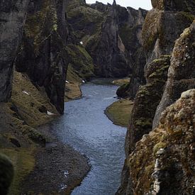 Fjaðrárgljúfur kloof, IJsland van Joost Jongeneel