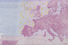 The close-up view of the map of Europe on the back of a €500 note by David Esser
