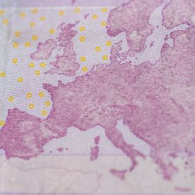 De close-up van de kaart van Europa op de achterkant van een biljet van €500 van David Esser