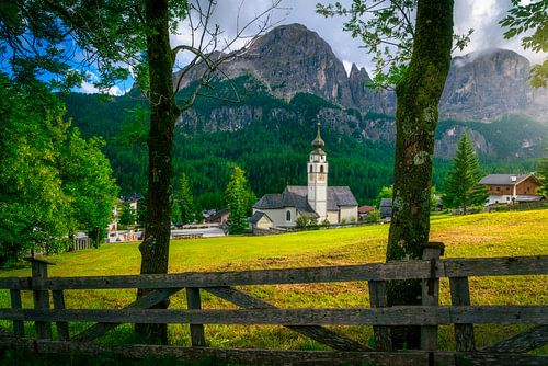 Église du village de Colfosco au coucher du soleil, Dolomites