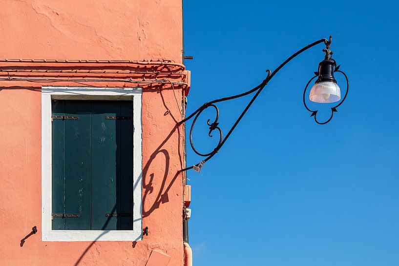 Detail van een gebouw op het eiland Burano bij Venetië van Rico Ködder