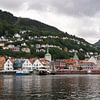 Journée morne au port de Bergen, Norvège sur Ylenia Di Pietra