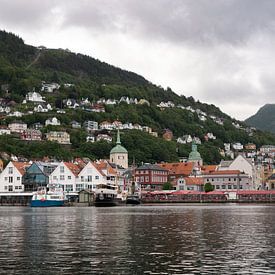 Sombere dag in Bergen's haven, Noorwegen van Ylenia Di Pietra