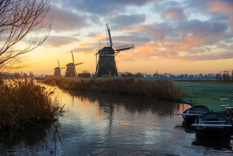 Paysage rural avec des moulins à vent en Hollande au lever du soleil par iPics Photography