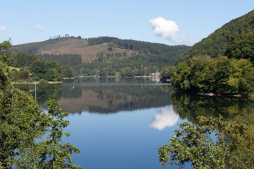 Diemelsee met één wolk, Duitsland von Jaap Mulder