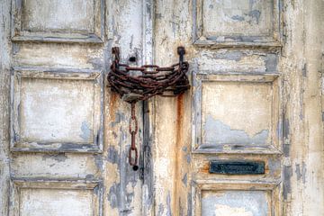Oude deur Wimereux Opaalkust Frankrijk van Watze D. de Haan