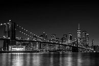 NY Brooklyn Bridge bei Nacht (schwarz-weiß) von Jeanette van Starkenburg Miniaturansicht
