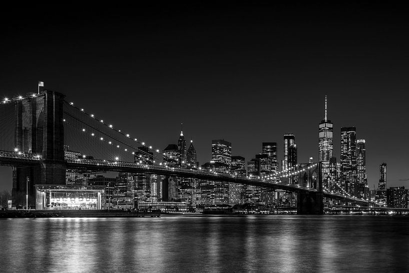 NY Brooklyn Bridge bei Nacht (schwarz-weiß) von Jeanette van Starkenburg