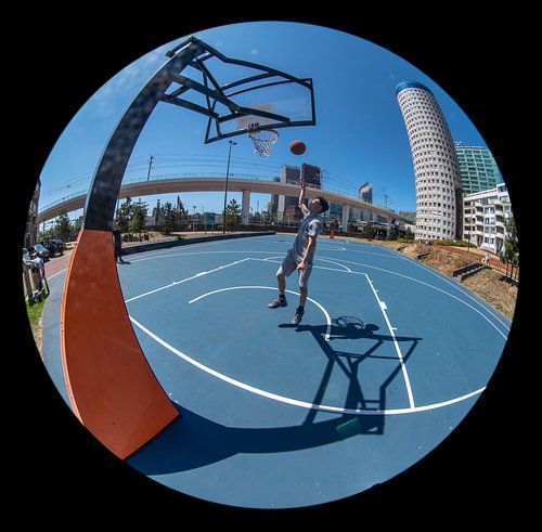 Basket-ball derrière la gare centrale de La Haye, photo Fisheye, rond
