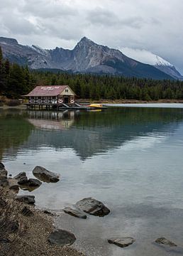 Lac Maligne avec hangar à bateaux dans le parc national de Jasper, Alberta, Canada. sur Discover Dutch Nature