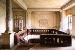 Escalier dans le château. sur Roman Robroek - Photos de bâtiments abandonnés