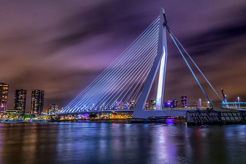 Erasmusbrug bij avond 