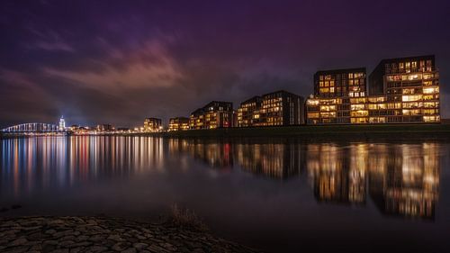 Pothoofd Deventer in de paarse nacht.
