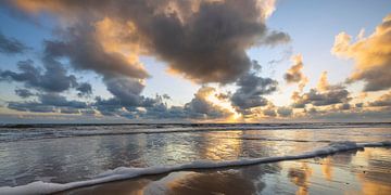 Wolkenspel boven de zee van Christoph Schaible