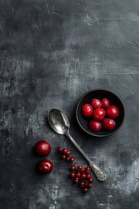 Stillleben mit roten Beeren und einem Silberlöffel