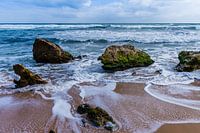 Des rochers dans la mer