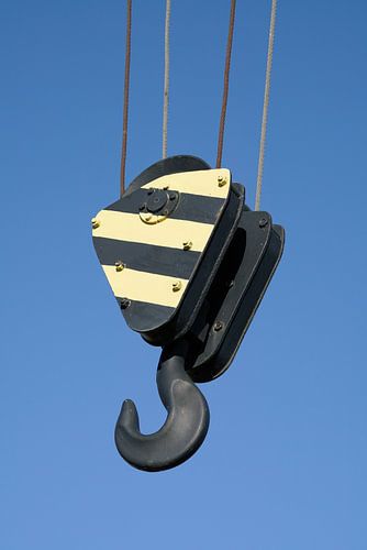 Grue historique avec crochet de grue dans l'ancien port commercial de Magdebourg