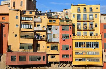 Kleurrijke, hangende huizen van Girona, Onyar